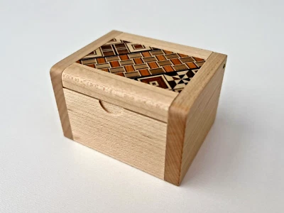 Karakuri Box: Fake Box, japanische Trickkiste, Puzzlebox, NEUWERTIG - Bild 1 von 3