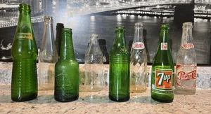 Lote de 8 botellas de refresco vintage W.B.C, 7Up, Pepsi, Ma's y más - Imagen 1 de 16