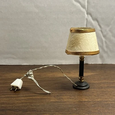 Lámpara de mesa tradicional eléctrica miniatura para casa de muñecas 12v detalles de latón Foto 1 de 4