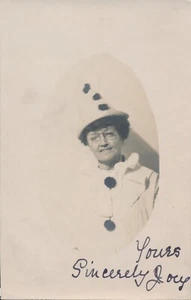 Antike RPPC Echt Foto Postkarte Frau Clown Kostüm Pierrot Pince Nez Brille - Bild 1 von 6