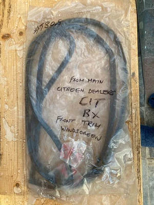 CITROEN BX  Genuine FRONT WINDSCREEN RUBBER MOULDING OE Nos Outer Trim New OE - Image 1 of 3