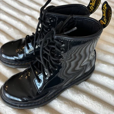 Botines Dr. Martens para niños pequeños negros talla uno paciente cuero con cordones cremallera Foto 1 de 4
