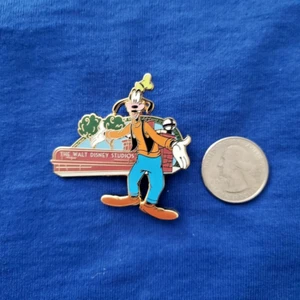 DEC Disney Mitarbeiter Goofy im Walt Disney Studio Schild 2024 Mystery Pin - Bild 1 von 2