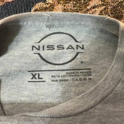Camiseta Oficial Nissan Hombre XL Gráfica Gris Jaspeado Con Estampado Trasero Foto 1 de 4