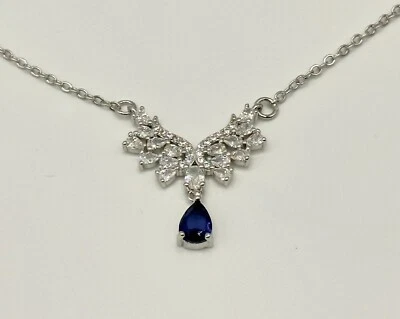 Hermoso colgante de zafiro aciano creado en laboratorio de 1 quilate relleno de oro blanco de 18kt Foto 1 de 4