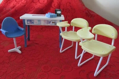 Muebles Barbie Mattel vintage 1990 2 sillas de escritorio para estudiantes, escritorio y silla para profesores Foto 1 de 4
