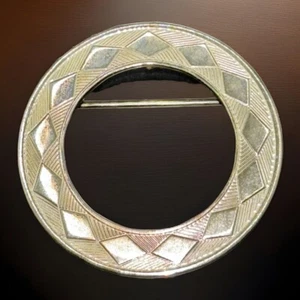 Pin de colección Lamode - bufanda, corbata, solapa, sombrero tono dorado grabado con diamantes - Imagen 1 de 12