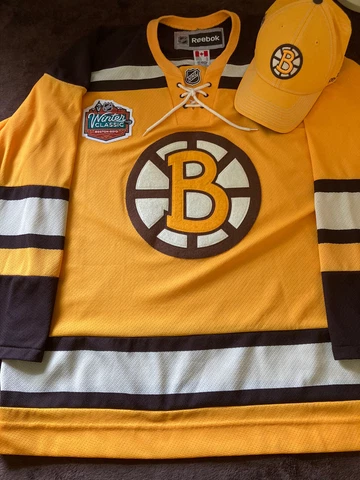 Reebok Boston Bruins 2010 Winter Classic Jersey Size XL NWOT W/ Classic Hat RARE Cover