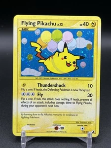 Flying Pikachu 113/111 Holo Secreto Raro Rising Rivals Pokémon Juego de cartas coleccionables LP+/NM- - Imagen 1 de 2