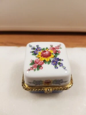 Delprado Small Porcelain Pill Box 3cm X 3cm - Image 1 of 4