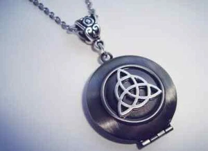 Collana donna Portafoto Triquetra Triscele Charmed Streghe argento acciaio - Foto 1 di 7