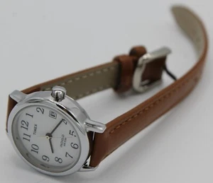Timex Reloj de Cuarzo Analógico Tono Plateado Nuevo Correa Marrón Batería Limpieza Fácil de Leer - Imagen 1 de 11
