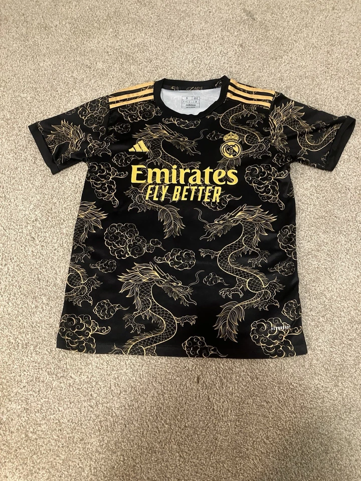Camiseta de fútbol Adidas LukaModric #10 talla pequeña negra y dorada 23/24 del Real Madrid Foto 1 de 4