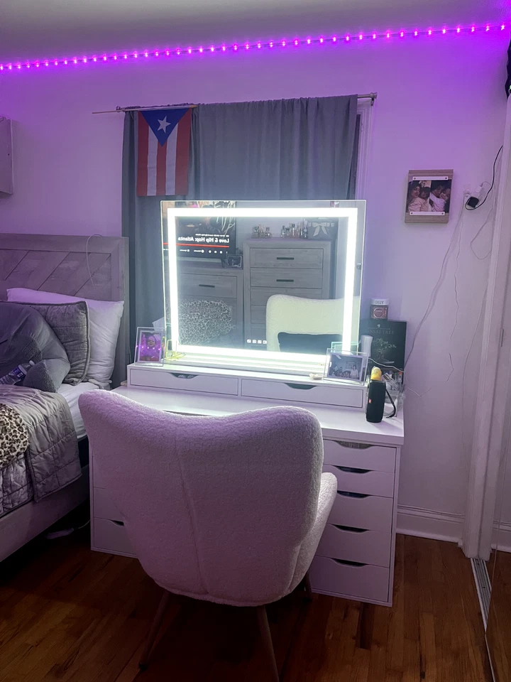 Tocador IKEA de menos de un año. Escritorio, Silla, Espejo Bluetooth, Cajones Extra Foto 1 de 2