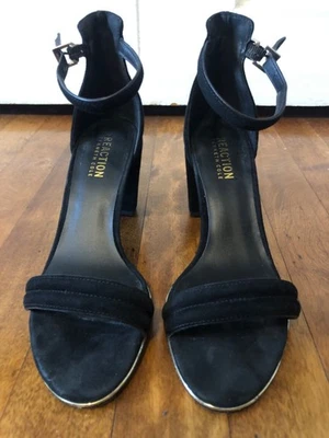 Kenneth Cole Mujer’s Tacón Lolita Negro Gamuza Punta Abierta Correa para el Tobillo Tacones Gruesos Foto 1 de 4