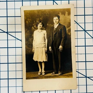 RPPC Vintage 20er Jahre Sepia Studio Portrait Postkarte Mann und Frau - Bild 1 von 3