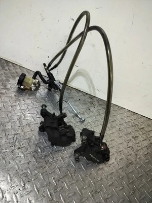 SUZUKI GSXR 600 1997-2000 OEM SISTEMA DE FRENOS DELANTEROS CON PINZAS Foto 1 de 4