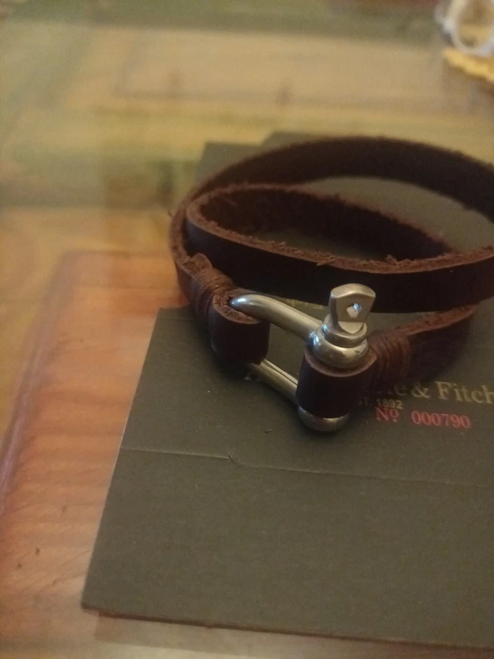 Pulsera de cuero Abercrombie Fitch, pulsera de doble envoltura marrón con Omega para hombre Foto 1 de 4