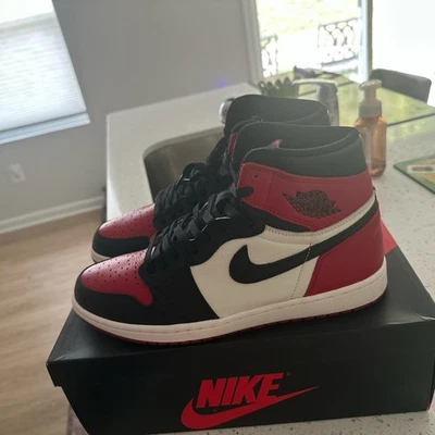 Nike Air Jordan 1 High Retro Bred Toe 2018, talla 11,5 Foto 1 de 4