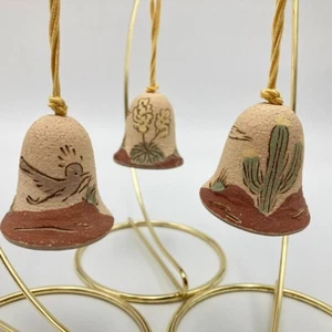 Adornos de Navidad Campanas de cerámica hechas a mano Escenas del suroeste - Imagen 1 de 7