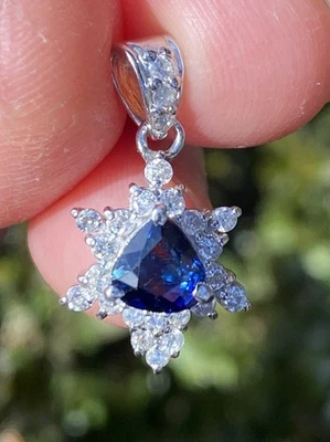 Colgante vintage de platino de 1,44 quilates con forma de pera natural de zafiro azul y diamantes Foto 1 de 4