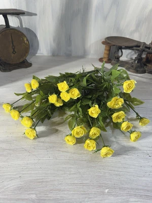 MCM Lote (24) Rosas de tallo largo de plástico amarillo de 1” con tallos de alambre artesanías milenarias Foto 1 de 4