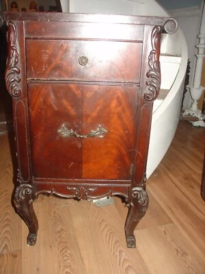 Антикварная тумбочка во французском стиле эпохи Hellam PA 1930-х годов? Hellam Furniture Company - Изображение 1 из 4