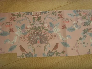 Cojín Floral Remanente Tela Terciopelo Artesanal ROSA MULTI PÁJARO PAVO REAL 129cm x 22cm - Imagen 1 de 3