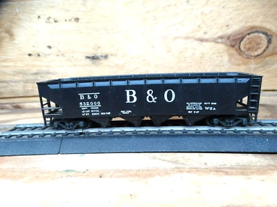 Mantua HO Scale 40' B & O 532000 Exterior Sloped Quad Hopper - Image 1 of 4