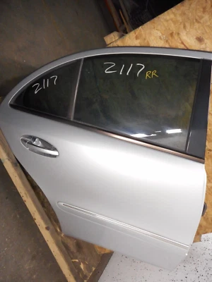 Conjunto de puerta pasajero trasero derecho mercedes-benz e350 sedán OEM 2006-2009 Foto 1 de 4