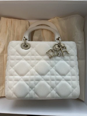 Bolso Christian Dior Cannage mediano de malla blanca Foto 1 de 4