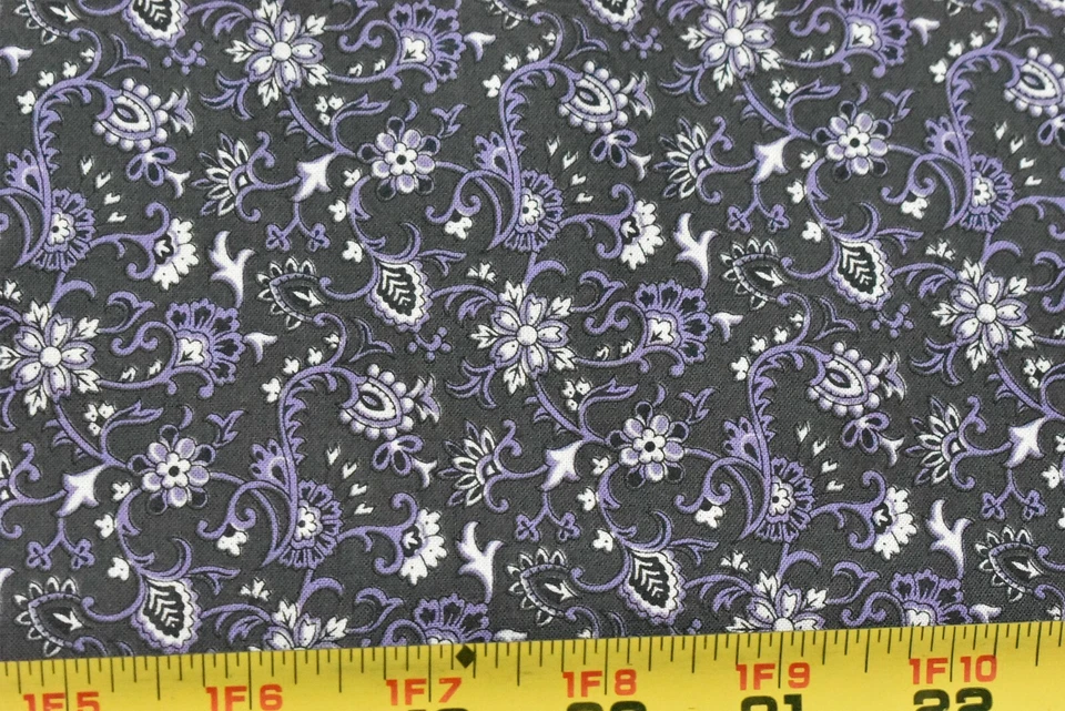 Por 1/2 yarda, lavanda y crema floral sobre edredón gris algodón, Windham/Krueger, M7143 Foto 1 de 4