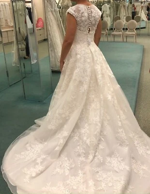 Vestido de novia de Oleg Cassini Foto 1 de 4