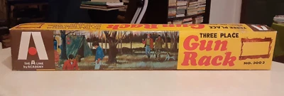 Estante de 3 pistolas vintage de montaje en pared acabado madera nogal años 60 Academy NUEVA CAJA ABIERTA Foto 1 de 4