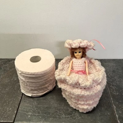Soporte de cubierta de rollo de papel higiénico vintage para muñeca ganchillo hecho a mano años 60 con rollo rosa Foto 1 de 4