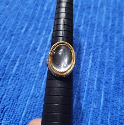 Anillo Tono Dorado Talla 7.5" con Lucita Transparente/Piedra Acrílica Foto 1 de 4