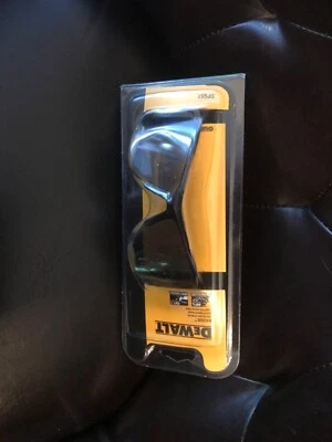 Vidrio de seguridad DeWalt Radius, marco negro, lente de humo #DPG51-2c Foto 1 de 3