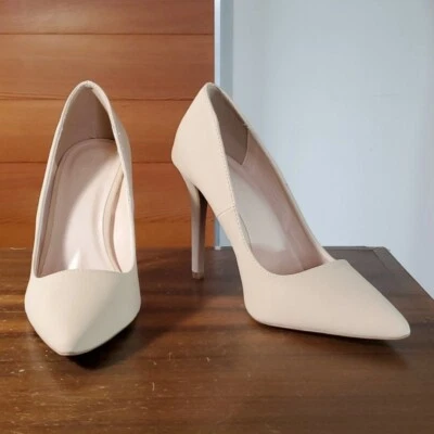 Charlotte Russe Talla 9 NUEVO Zapatos de salón Tacones Neutro Crema Rubor Beige Imitación Cuero Foto 1 de 4