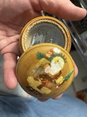 Caja de música pequeña de madera Foto 1 de 4