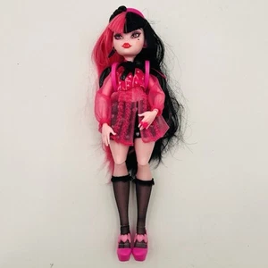 Muñeca Monster High G3 Draculaura Core con mochila pendientes etc. - Imagen 1 de 10