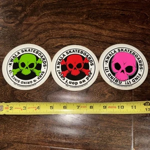 KWALA SKATEBOARDS GRÜN SKULL CROSSBONES LUCEO NON URO AMP CASE Board AUFKLEBER - Bild 1 von 1