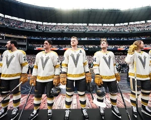 Foto de hockey de la NHL Vegas Golden Knights 2024 clásico de invierno alineación inicial 8x10 - Imagen 1 de 1