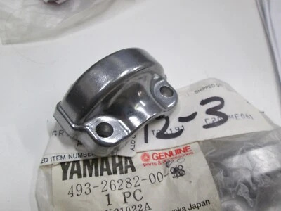 TAPA DE AGARRE INFERIOR YAMAHA ORIGINAL OEM RT - PLATEADA - TTR225 XT225 TY350 Foto 1 de 2