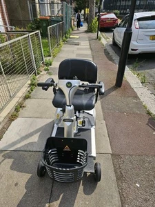 Quingo Ultra Mobility Scooter 5-Wheel, 4mph, Transportable - Picture 1 of 3