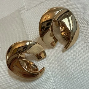 Vintage Monet Earrings Gold Tone Swirl Open Clip On Signed - Picture 1 of 13