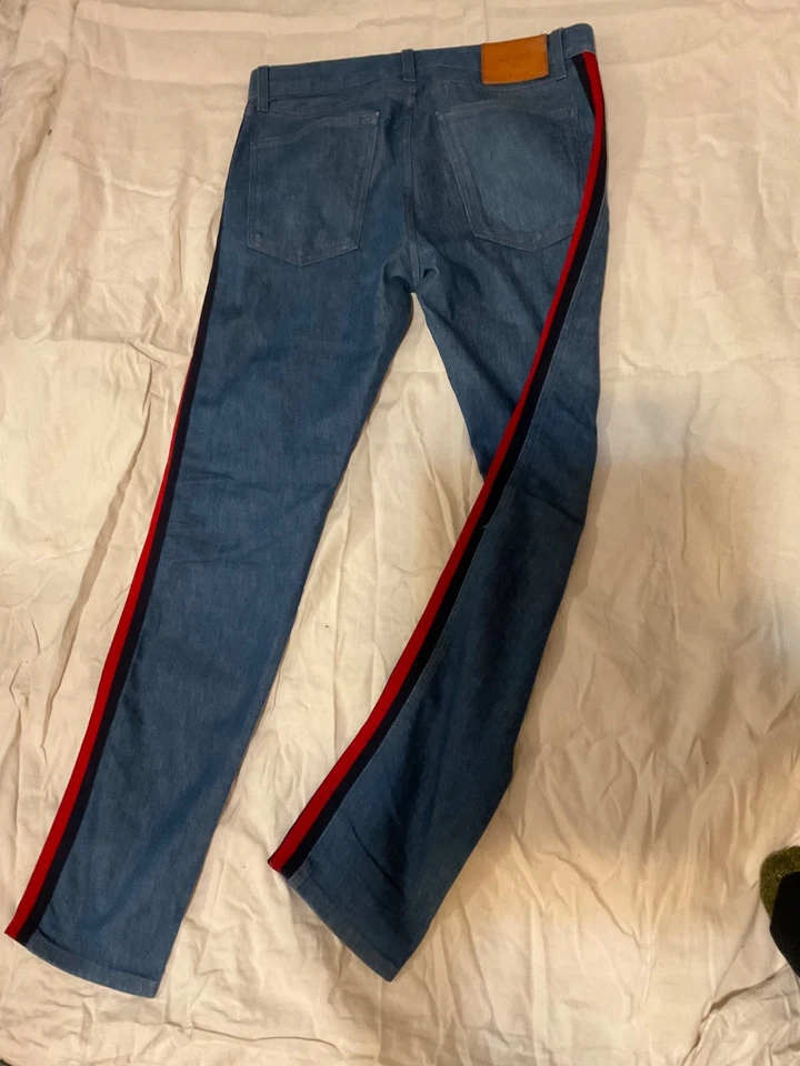 Jeans masculino Gucci com listras vermelhas - Imagem 1 de 4