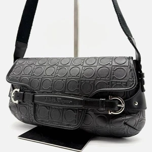 Bolso de hombro para mujer Salvatore Ferragamo Gancini de cuero en relieve negro - Imagen 1 de 10