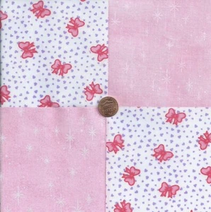 Bänder rosa weiß mit Herzen 100% Baumwolle Stoff Quilt quadratische Blöcke GE - Bild 1 von 3