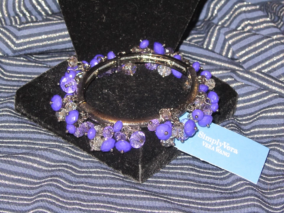 SIMPLY VERA WANG NUEVO CON ETIQUETAS $26 Pulsera elástica racimo púrpura para mujer Foto 1 de 1