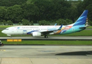 Garuda Indonesia Boeing 737-800 PK-GFJ 'Livin' by Mandiri cs" - postcard - Picture 1 of 2